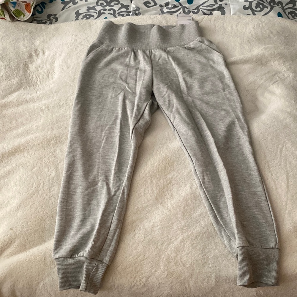 New with tag Woman Nike yoga dry-fit . Size small